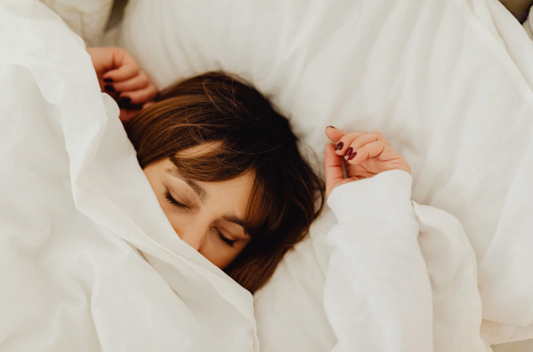 Sommeil & beauté : pourquoi vos cellules adorent la nuit